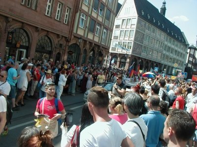 Publikum und Teilnehmer
Keywords: Christopher Street Day CSD Frankfurt DiversitÃ¤t Publikum Teilnehmer