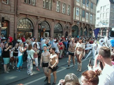 Publikum und Teilnehmer
Keywords: Christopher Street Day CSD Frankfurt DiversitÃ¤t Publikum Teilnehmer