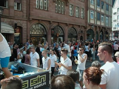 Publikum und Teilnehmer
Keywords: Christopher Street Day CSD Frankfurt DiversitÃ¤t Publikum Teilnehmer