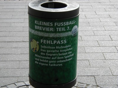 Fehlpass
Keywords: Frankfurt Main Fussballweltmaisterschaft FuÃŸballweltmeisterschaft MÃ¼lltonne MÃ¼lltonnen Papierkorb PabierkÃ¶rbe FES Frankfurter Entsorgungs Service WM Fussball FuÃŸball Fussballspiel FuÃŸballspiel Regel Regeln Fehlpass