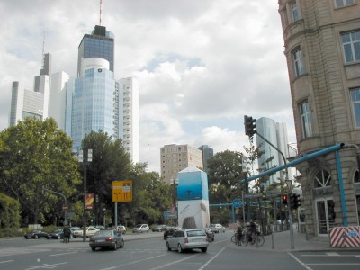 Taunusanlage
Keywords: Frankfurt Main Fussballweltmaisterschaft FuÃŸballweltmeisterschaft WM SkyArena Tag tagsÃ¼ber Taunusanlage Hochhaus HochhÃ¤user