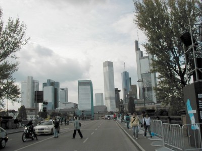 UntermainbrÃ¼cke
Keywords: Frankfurt Main Fussballweltmaisterschaft FuÃŸballweltmeisterschaft WM SkyArena Tag tagsÃ¼ber UntermainbrÃ¼cke Hochhaus HochhÃ¤user