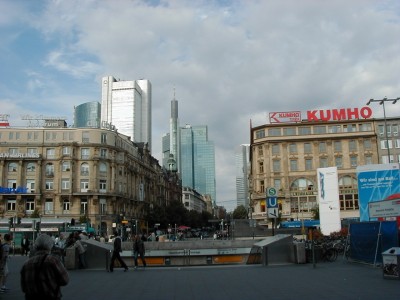 Hauptbahnhofsvorplatz
Skyper, Dresdner Bank / Silvertower, Commerzbank, Gallileo, EZB
Keywords: Frankfurt Main Fussballweltmaisterschaft FuÃŸballweltmeisterschaft WM SkyArena Tag tagsÃ¼ber Skyper Dresdner Bank Silvertower Commerzbank Gallileo EZB Hauptbahnhofsvorplatz  Hochhaus HochhÃ¤user