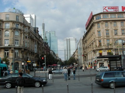 Hauptbahnhofsvorplatz
Dresdner Bank / Silvertower, Commerzbank, Gallileo, EZB
Keywords: Frankfurt Main Fussballweltmaisterschaft FuÃŸballweltmeisterschaft WM SkyArena Tag tagsÃ¼ber Dresdner Bank Silvertower Commerzbank Gallileo EZB Hauptbahnhofsvorplatz Hochhaus HochhÃ¤user