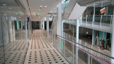 Zeilgalerie Innenansichten 2016
Keywords: Frankfurt Zeilgalerie Abriss Einkaufszentrum JÃ¼rgen Schneider Zeil Innenstadt Einkaufsmeile Konsum Verschwendung RÃ¼ckbau