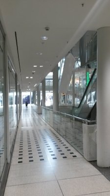 Zeilgalerie Innenansichten 2016
Keywords: Frankfurt Zeilgalerie Abriss Einkaufszentrum JÃ¼rgen Schneider Zeil Innenstadt Einkaufsmeile Konsum Verschwendung RÃ¼ckbau