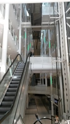 Zeilgalerie Innenansichten 2016
Keywords: Frankfurt Zeilgalerie Abriss Einkaufszentrum JÃ¼rgen Schneider Zeil Innenstadt Einkaufsmeile Konsum Verschwendung RÃ¼ckbau